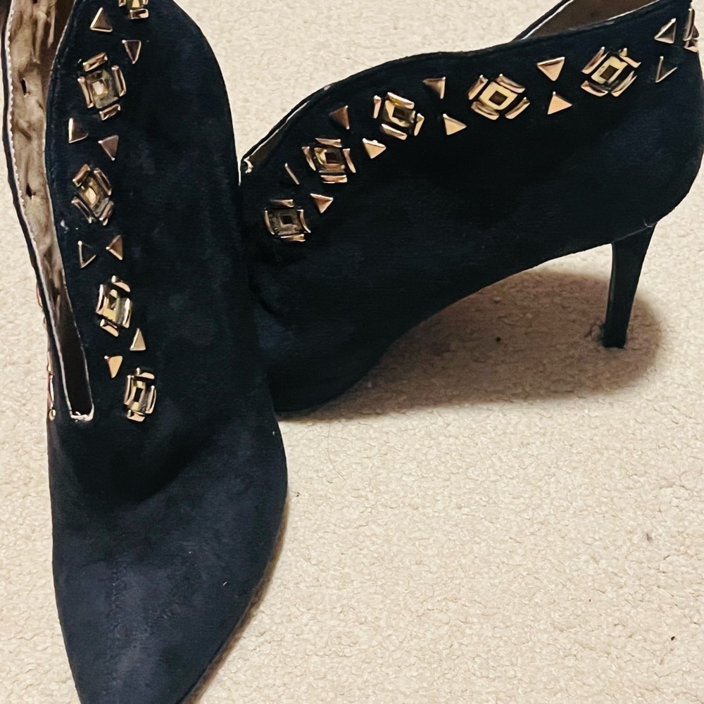 Beautiful black and gold size 10 stiletto booties with faux suede - Picture 2 of 4
